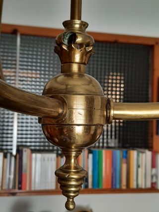 Lámpara antigua de metal y cristal dorada