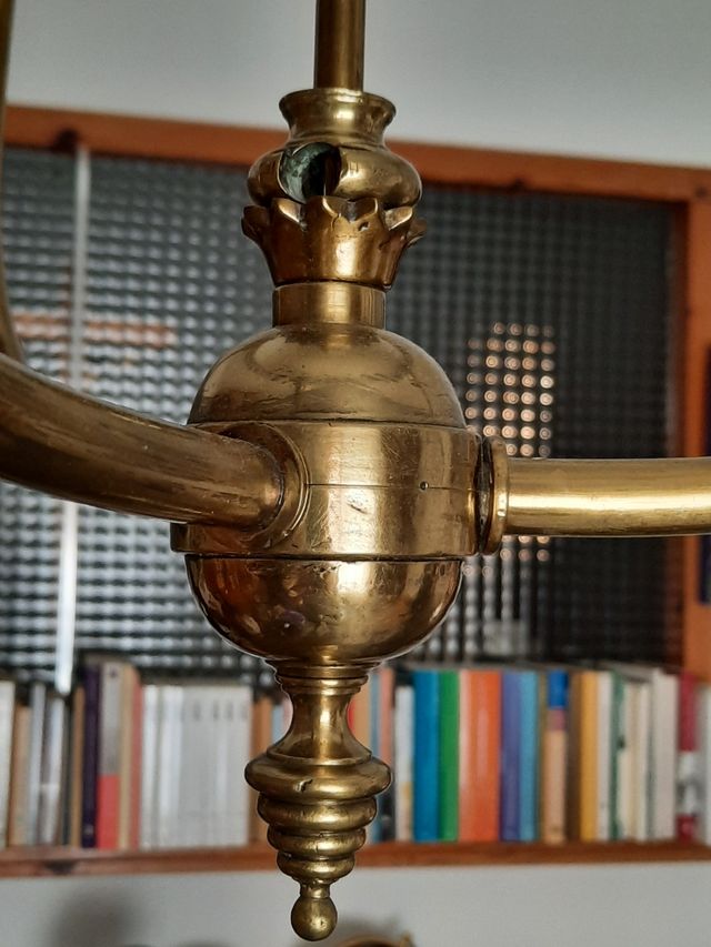 Lámpara antigua de metal y cristal dorada