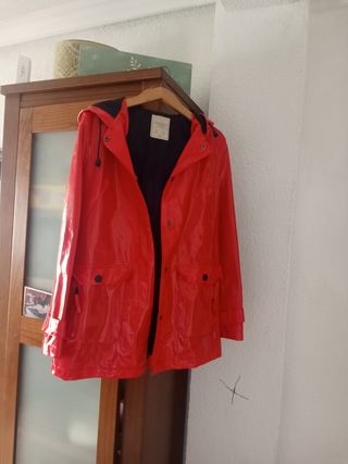 Impermeable rojo brillante