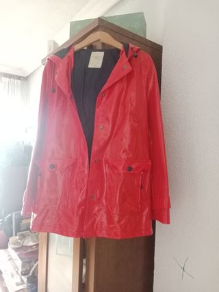 Impermeable rojo brillante