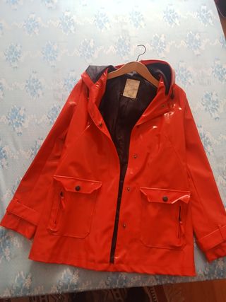 Impermeable rojo brillante