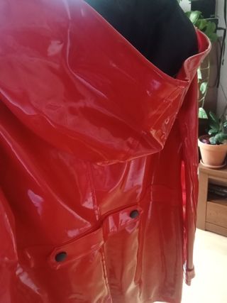 Impermeable rojo brillante
