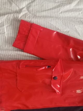 Impermeable rojo brillante