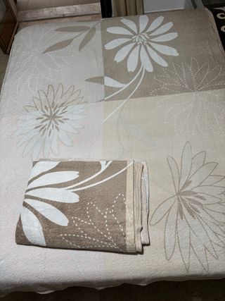Coperta in pile con fiori beige e bianchi