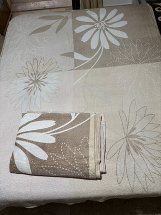 Coperta in pile con fiori beige e bianchi