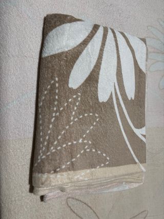 Coperta in pile con fiori beige e bianchi