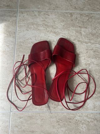 Sandalias rojas atadas