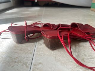 Sandalias rojas atadas