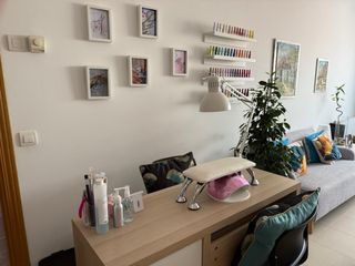 Agenda abierta 
Luce unas uñas hermosas.