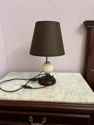 Lámpara de mesa pequeña marrón y blanca