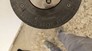 Bolardo retráctil con pistón de gas