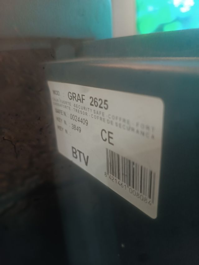 Caja fuerte de hierro con una llave