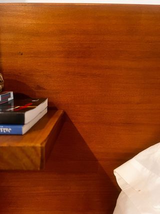 Cabecero de cama de madera con estantes