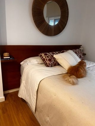 Cabecero de cama de madera con estantes