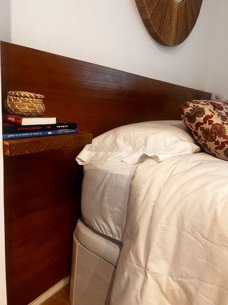 Cabecero de cama de madera con estantes