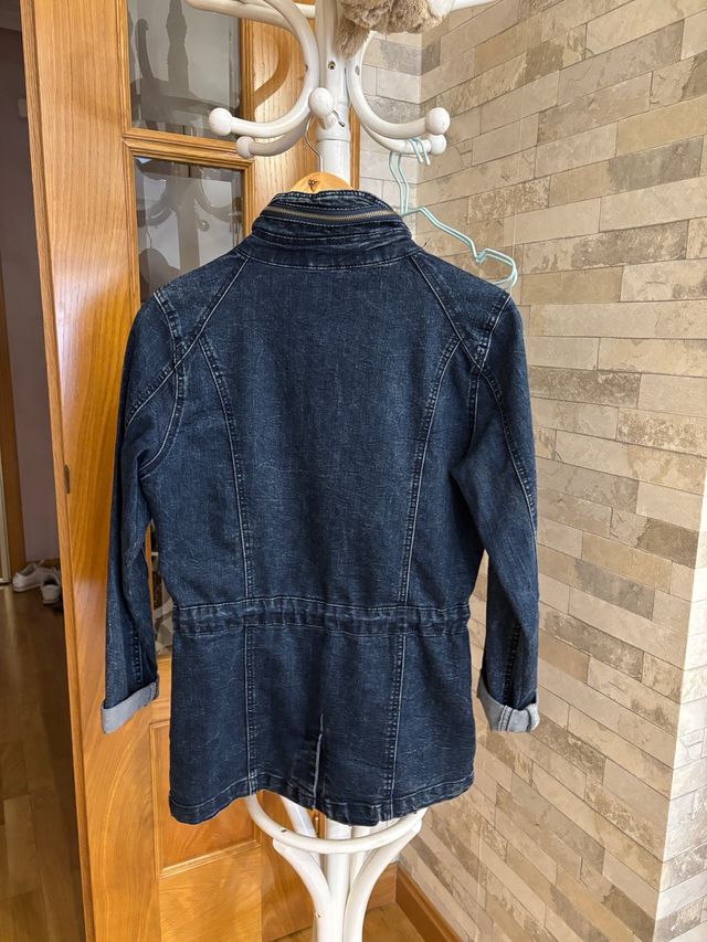 Cazadora vaquera entallada azul