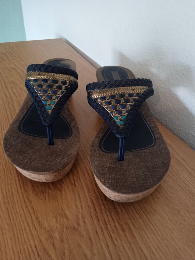 Sandalias plataforma azul y dorado