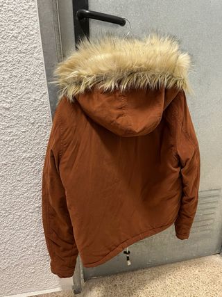 Cazadora Only marrón con capucha de pelo