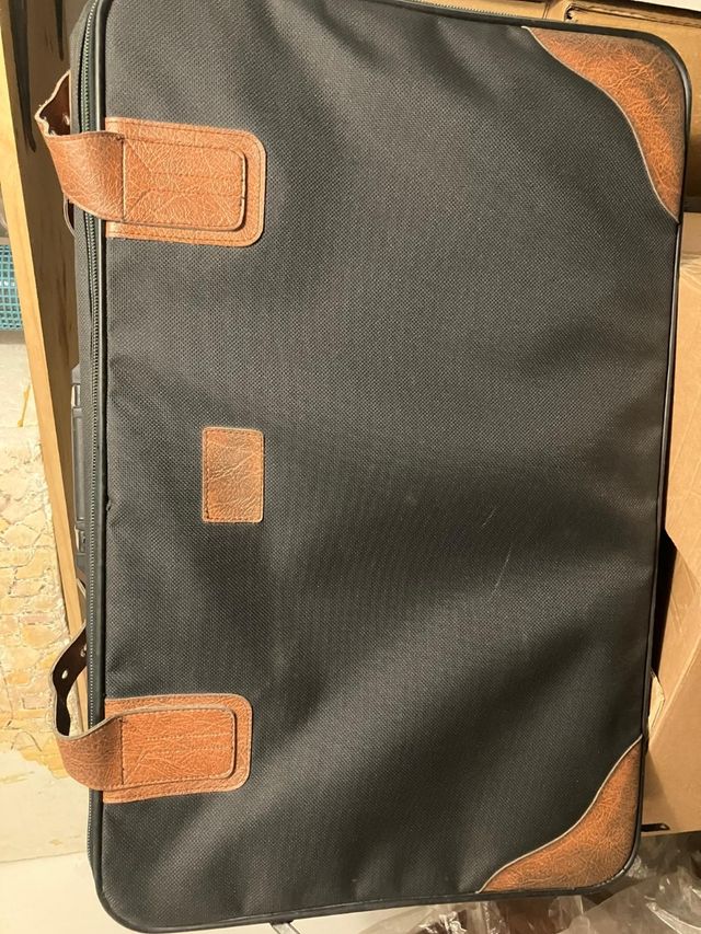 Maleta negra y marrón