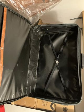 Maleta negra y marrón