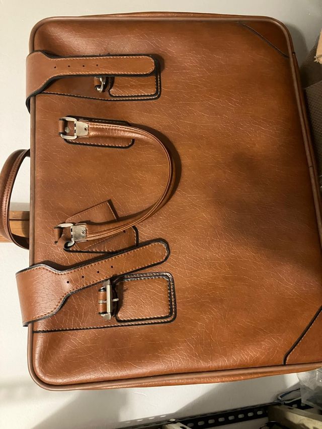 Maleta negra y marrón