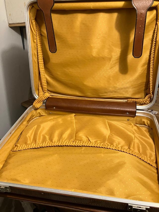 Maleta negra y marrón