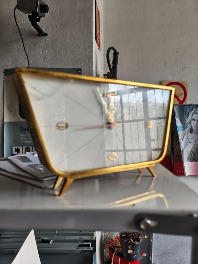 Orologio da tavolo vintage in oro moderno a batteria