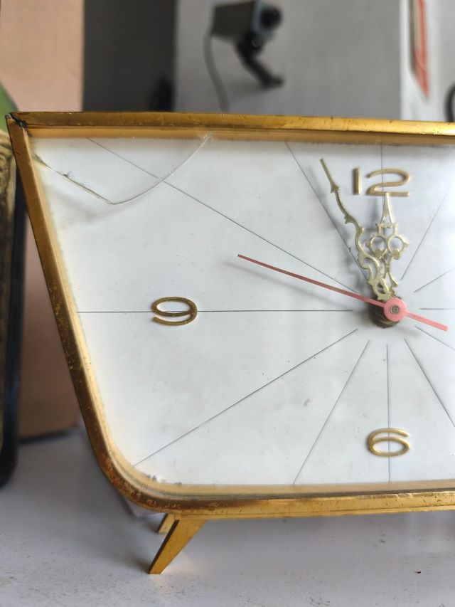 Orologio da tavolo vintage in oro moderno a batteria
