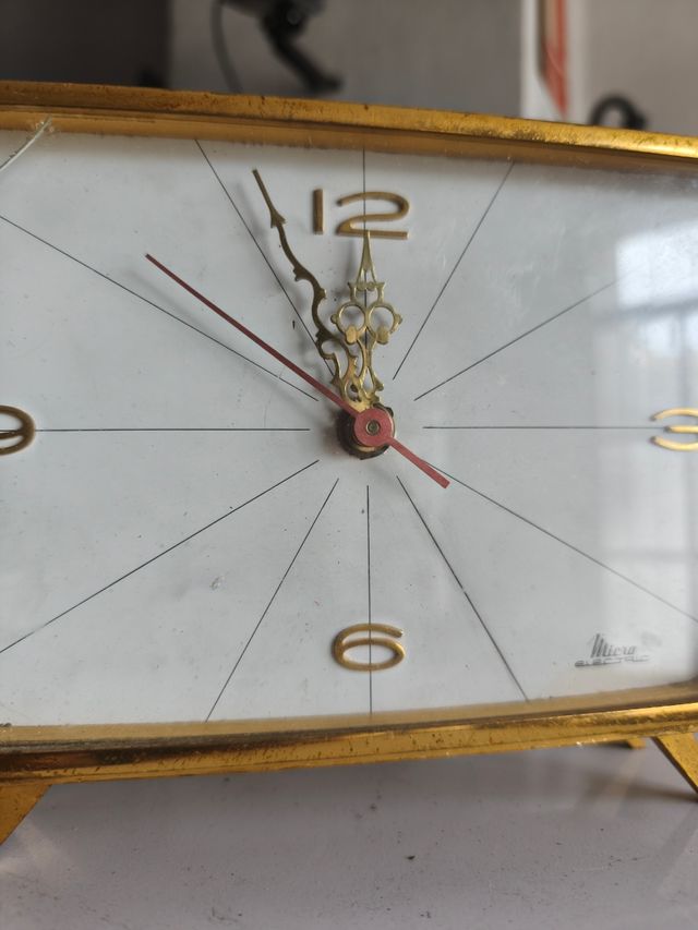 Orologio da tavolo vintage in oro moderno a batteria