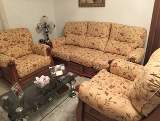 Sofá y sillones de tela con estampado floral