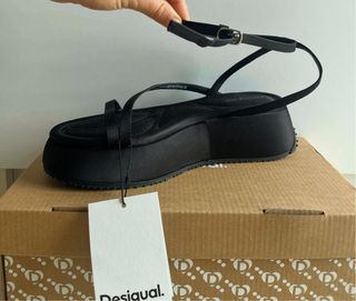 Sandalia negra Desigual mujer plataforma.