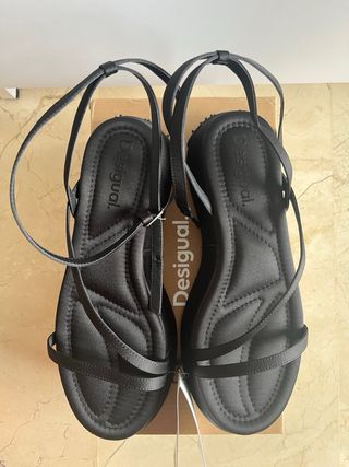 Sandalia negra Desigual mujer plataforma.