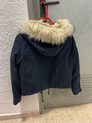 Cazadora azul con capucha de pelo