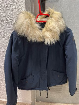 Cazadora azul con capucha de pelo
