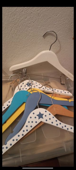 Lote 10 perchas infantiles 
