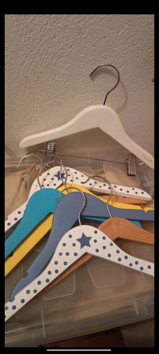 Lote 10 perchas infantiles