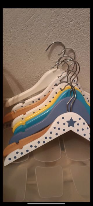 Lote 10 perchas infantiles 