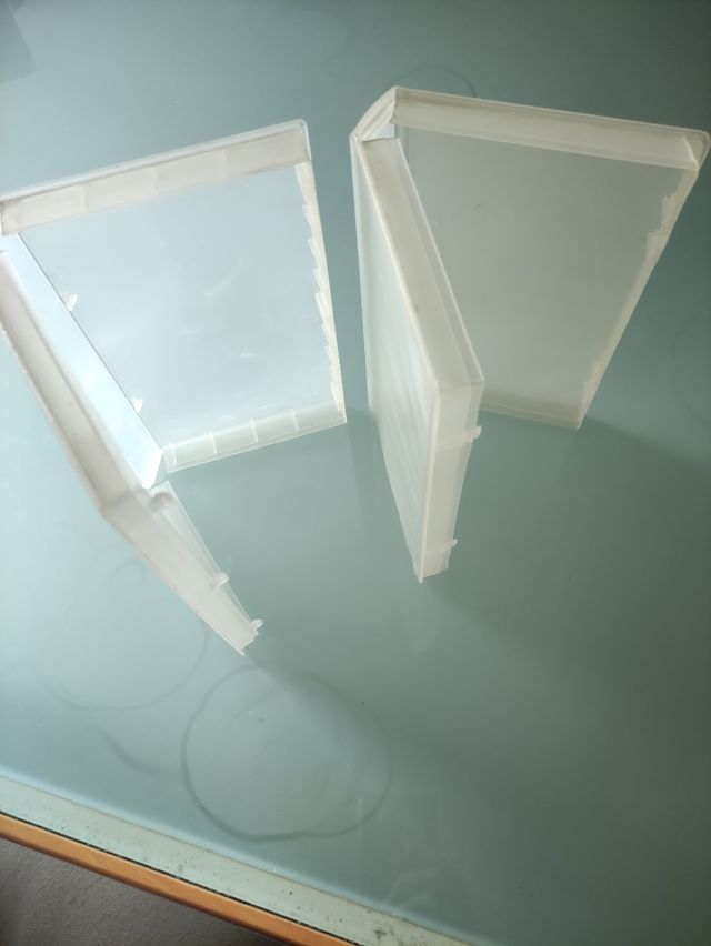 ESTUCHES PARA CINTAS DE VIDEO VHS.