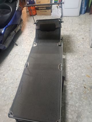 Butaca piscina con sombrilla gris