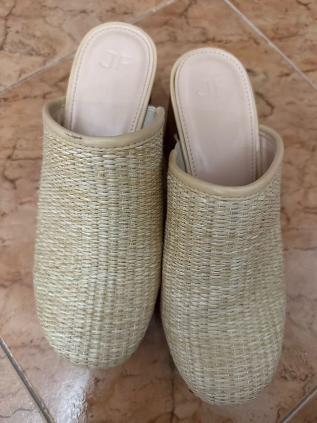 Zuecos de rafia beige