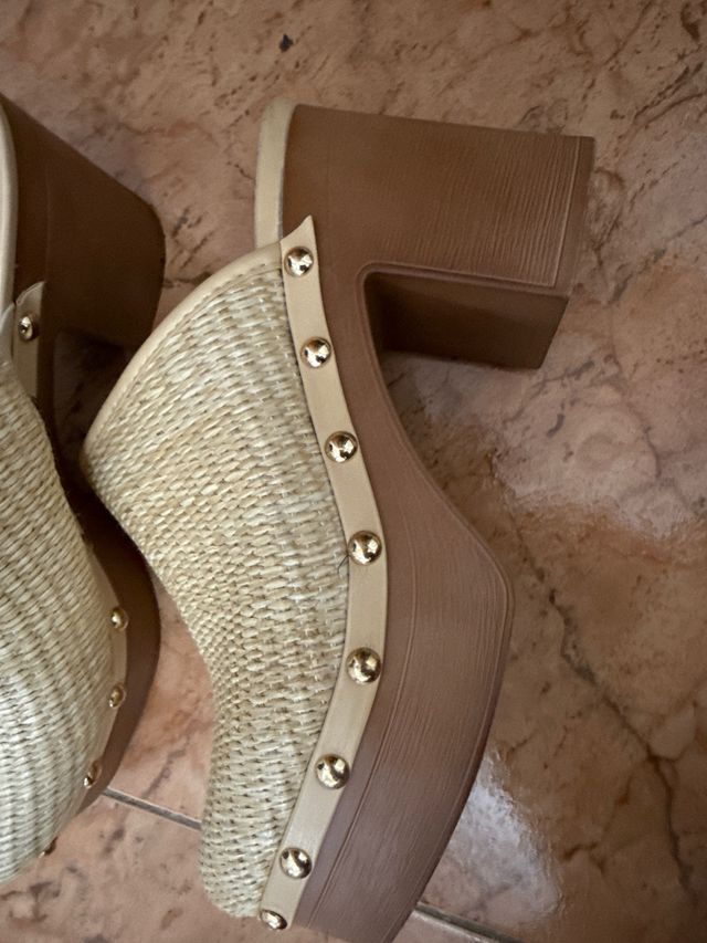 Zuecos de rafia beige