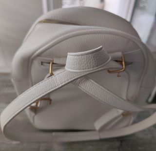 Zainetto donna bianco con dettagli oro.