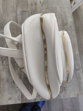 Zainetto donna bianco con dettagli oro.
