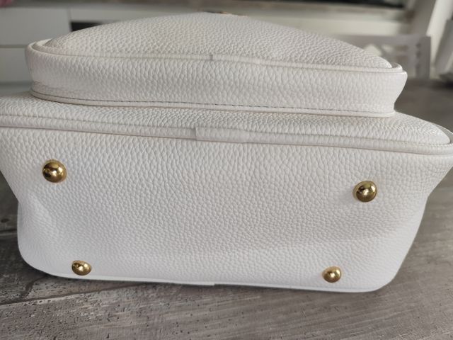 Zainetto donna bianco con dettagli oro.