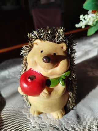 Soprammobile riccio con mela