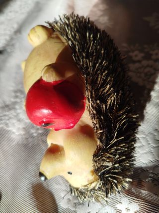 Soprammobile riccio con mela