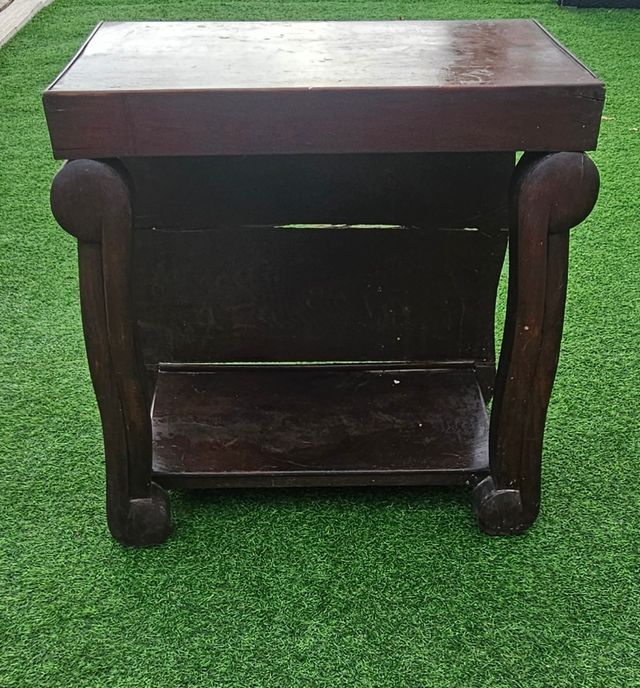 Mesa auxiliar de madera oscura 