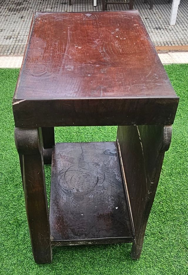 Mesa auxiliar de madera oscura 