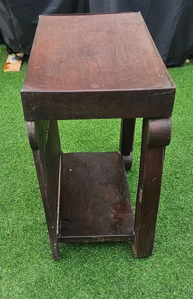 Mesa auxiliar de madera oscura 