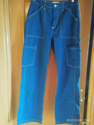 Pantalón cargo azul con pespuntes blancos